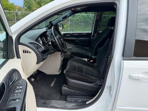 Used 2016 Dodge Grand Caravan SE FWD image 18