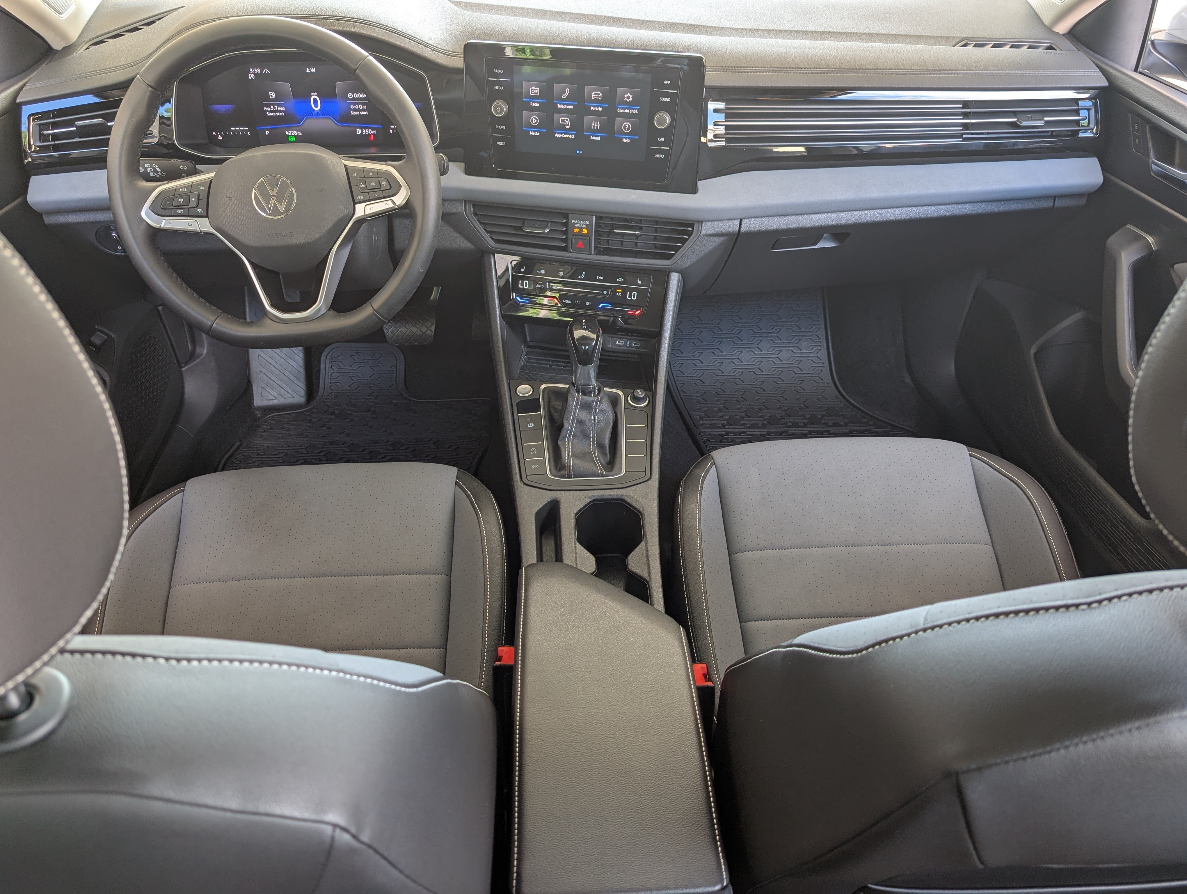 Used 2025 Volkswagen Jetta SE w/ Sunroof Package FWD image 23