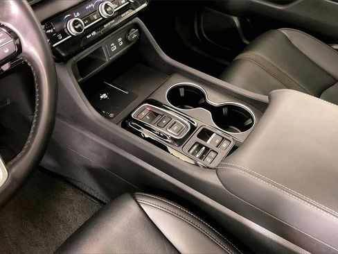 Used 2025 Honda Pilot Touring image 17