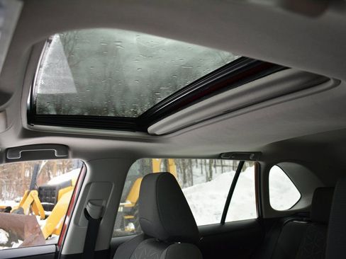 Used 2021 Toyota RAV4 XLE w/ Convenience Package image 9