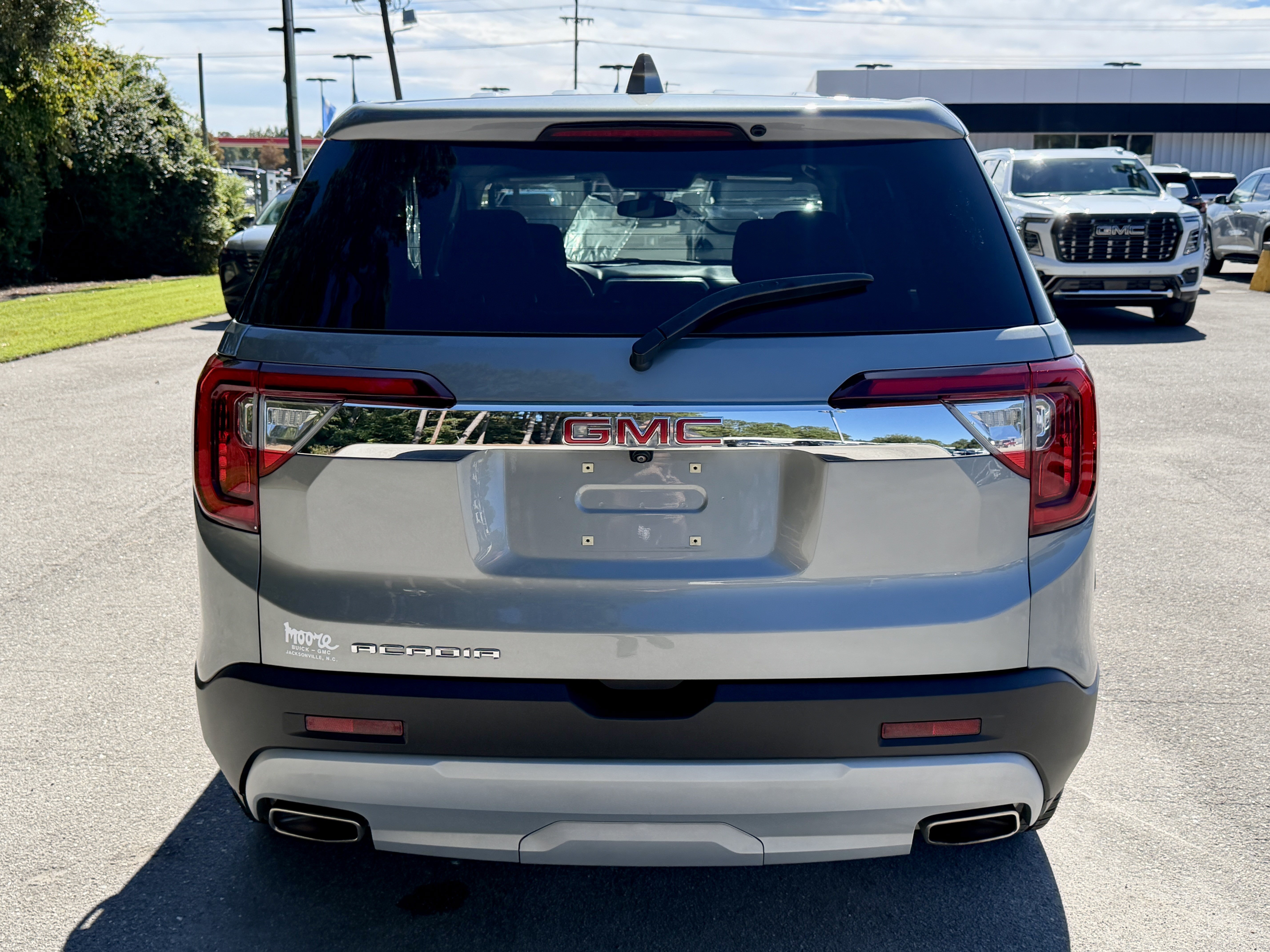 Used 2023 GMC Acadia SLE FWD image 9