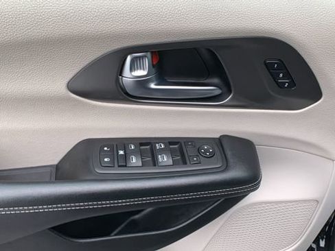 Used 2023 Chrysler Pacifica Touring-L FWD image 10