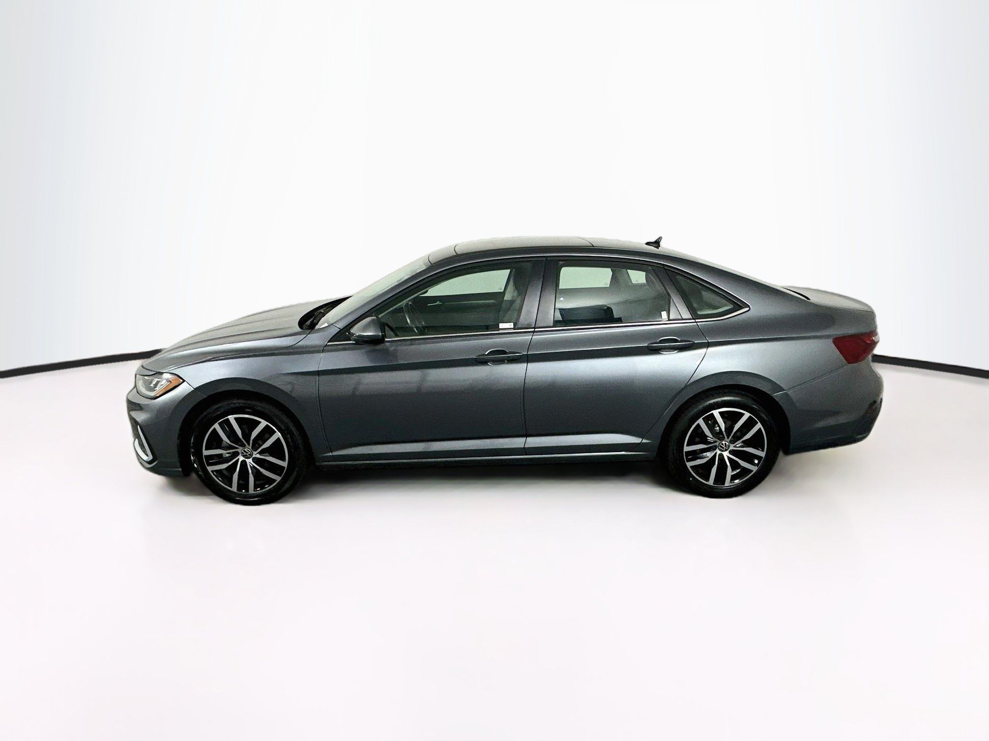 Used 2025 Volkswagen Jetta SE FWD image 4