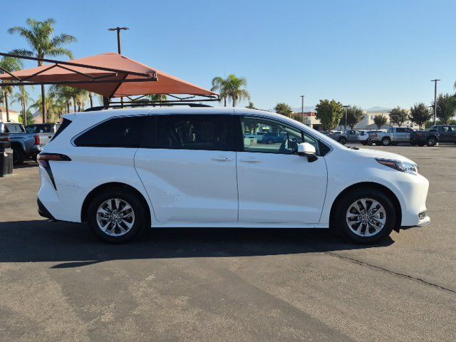 Used 2026 Toyota Sienna LE FWD image 4
