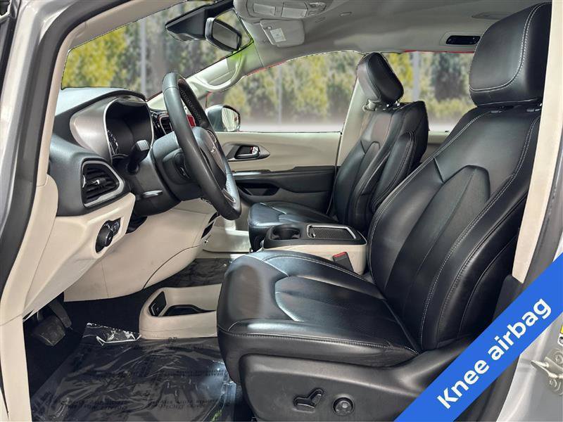 Used 2023 Chrysler Pacifica Touring-L FWD image 9