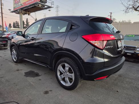 Used 2018 Honda HR-V LX image 2