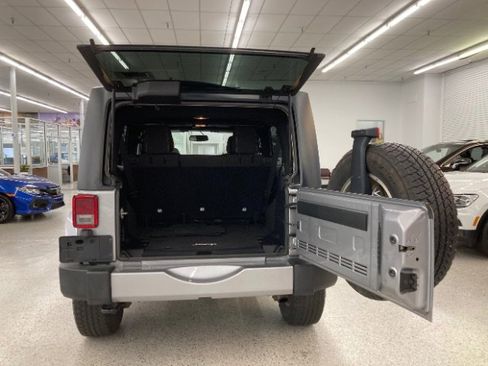 Used 2017 Jeep Wrangler Unlimited Sahara w/ Connectivity Group image 40
