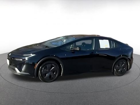 Used 2025 Toyota Prius LE image 3