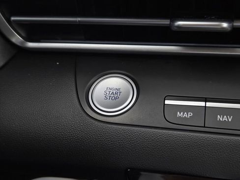 Used 2023 Hyundai Elantra Limited image 12