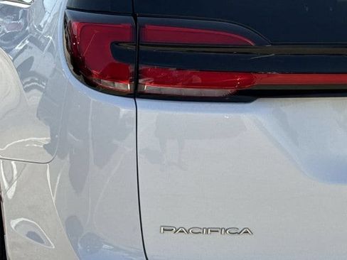 Used 2023 Chrysler Pacifica Touring-L FWD image 6