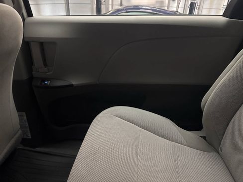 Used 2017 Toyota Sienna L FWD image 22