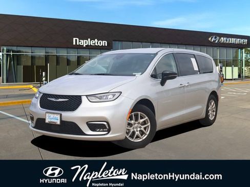 Used 2024 Chrysler Pacifica Touring-L FWD image 1