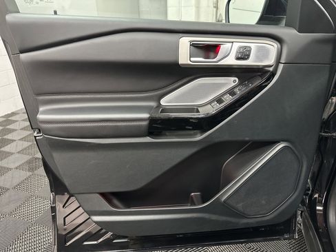 Used 2024 Ford Explorer Platinum w/ Technology Package image 16