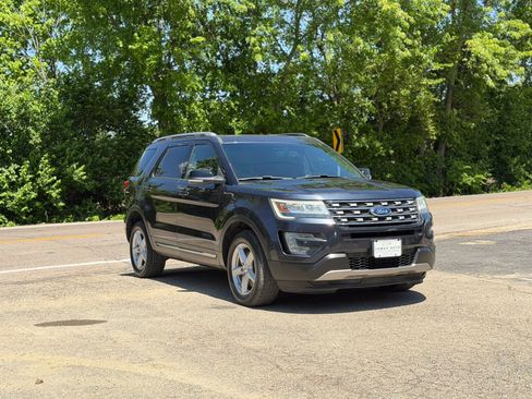 Used 2017 Ford Explorer XLT w/ Equipment Group 202A AWD/4WD image 9
