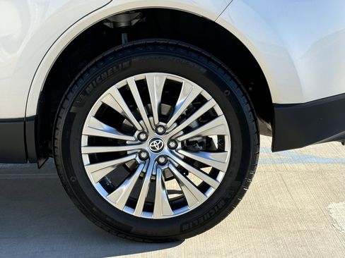 Used 2021 Toyota Venza Limited image 16