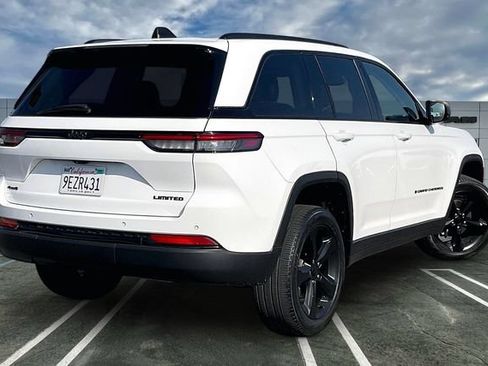 Used 2023 Jeep Grand Cherokee Limited w/ Black Appearance Package AWD/4WD image 13