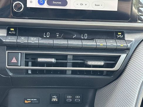 Used 2025 Toyota Camry SE FWD image 38