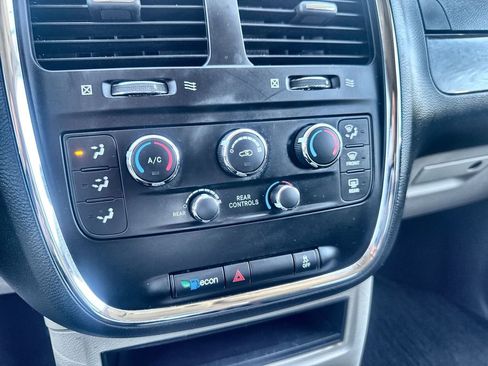 Used 2018 Dodge Grand Caravan SE FWD image 18