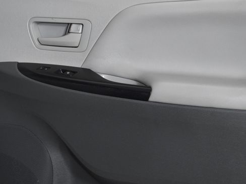 Used 2020 Toyota Sienna L image 27