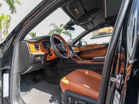 Used 2023 Bentley Bentayga Extended Wheelbase AWD/4WD image 2