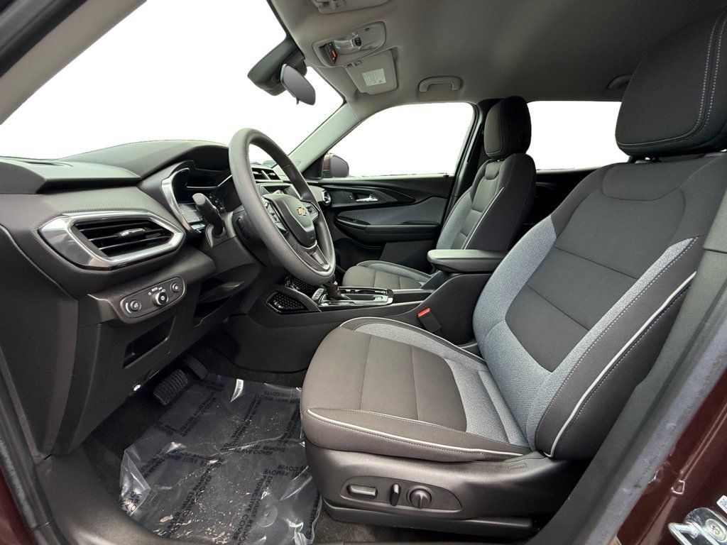 Used 2023 Chevrolet TrailBlazer LT FWD image 9