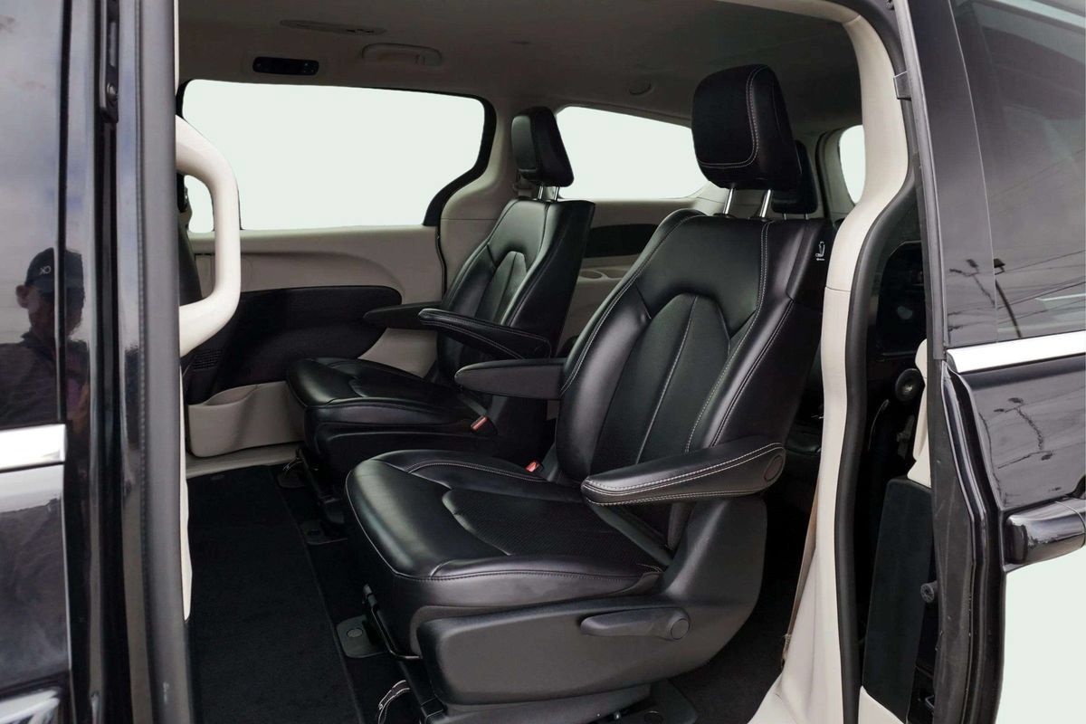 Used 2023 Chrysler Pacifica Touring-L FWD image 19