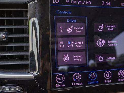 Used 2019 Chrysler Pacifica Limited w/ Tire & Wheel Group FWD image 22