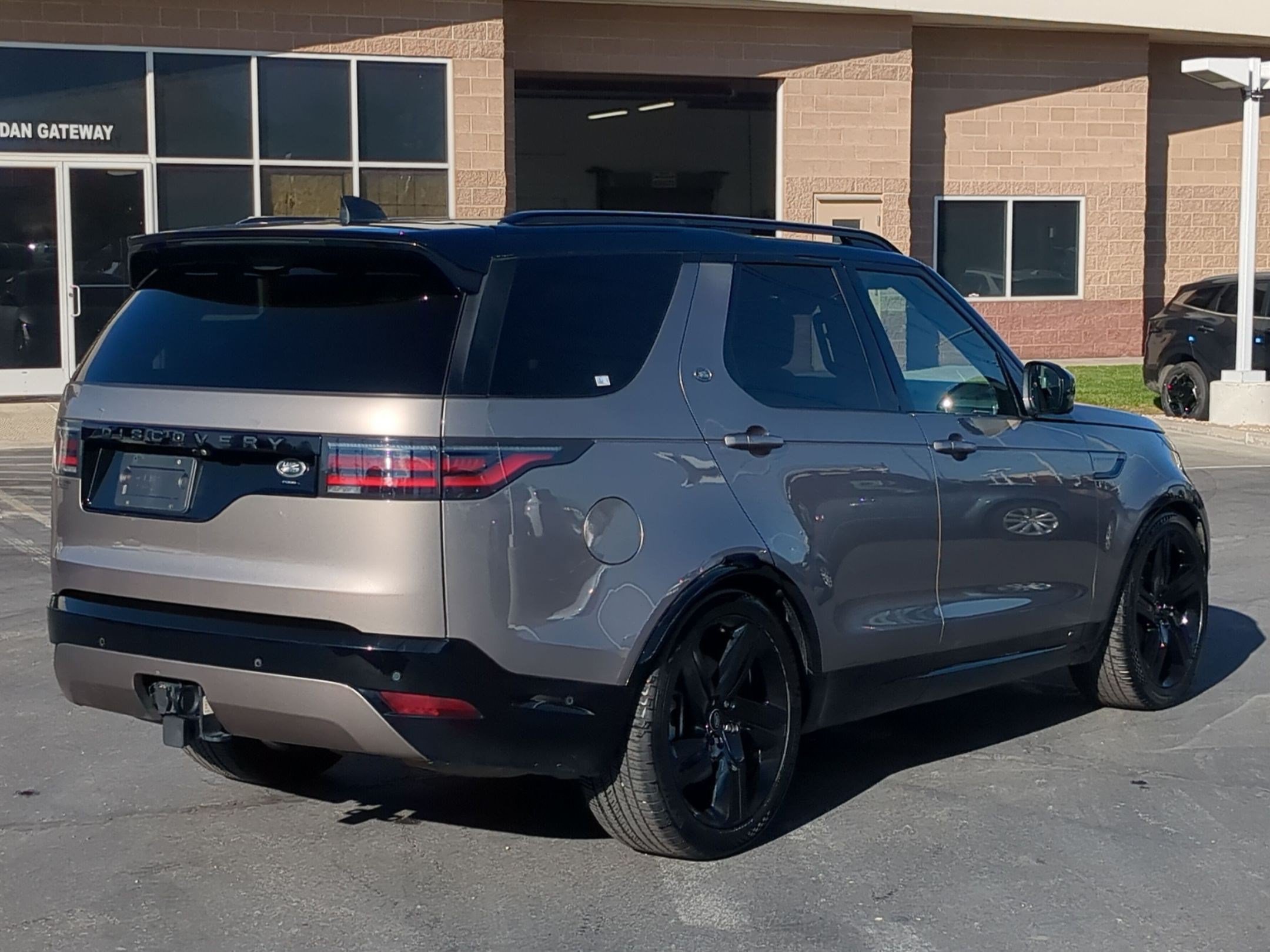 Used 2022 Land Rover Discovery HSE R-Dynamic AWD/4WD image 6