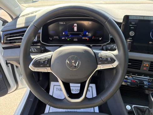 Used 2025 Volkswagen Jetta SE image 24