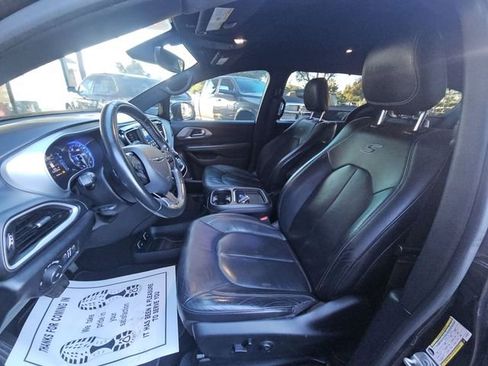 Used 2020 Chrysler Pacifica Touring-L w/ S Appearance Package image 5