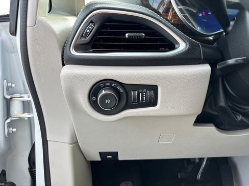 Used 2023 Chrysler Pacifica Limited w/ Uconnect Theater Family Group FWD image 22