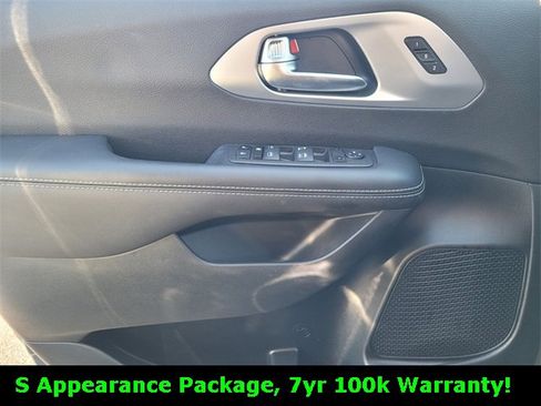 Used 2023 Chrysler Pacifica Touring-L w/ S Appearance Package image 21
