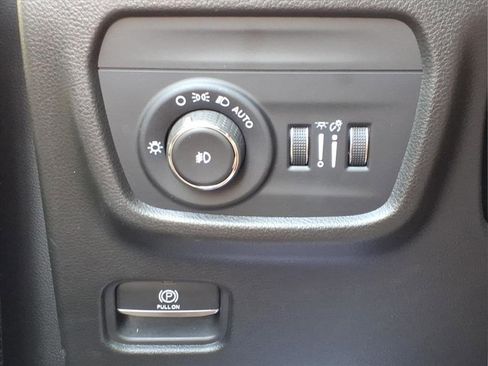 Used 2023 Jeep Grand Cherokee Limited w/ Luxury Tech Group II image 27