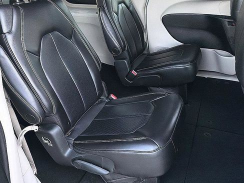 Used 2023 Chrysler Pacifica Touring-L FWD image 25
