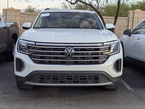 Used 2024 Volkswagen Atlas SE w/ Panoramic Sunroof Package FWD image 2