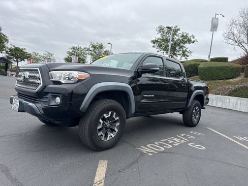 Used 2016 Toyota Tacoma TRD Off-Road AWD/4WD image 2