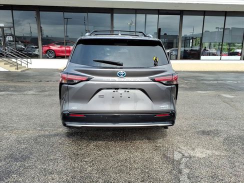 Used 2024 Toyota Sienna Limited AWD/4WD image 4
