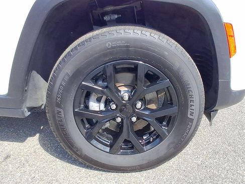 Used 2024 Jeep Grand Cherokee Altitude AWD/4WD image 33