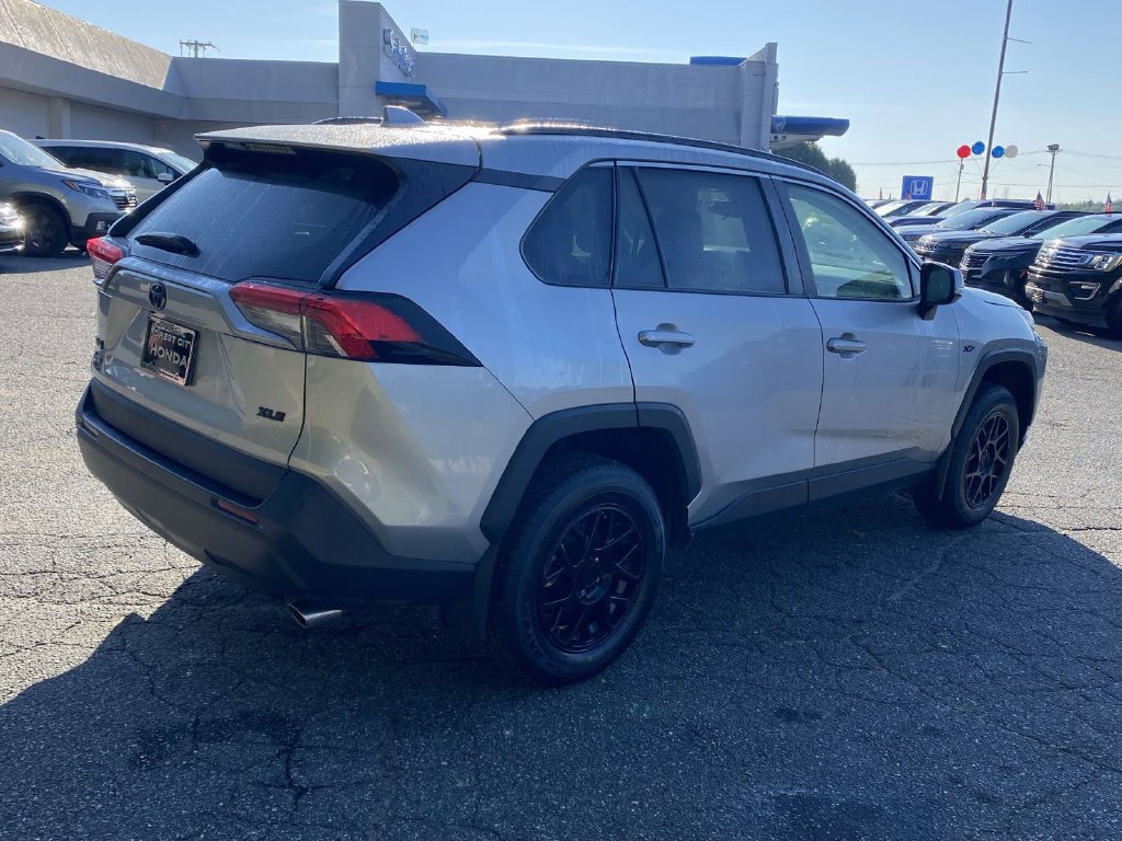 Used 2024 Toyota RAV4 XLE w/ Convenience Package FWD image 5