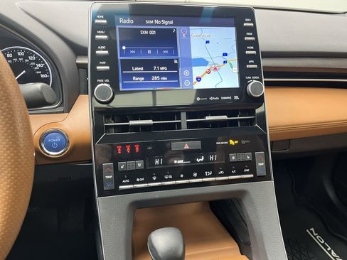 Used 2020 Toyota Avalon Limited image 18