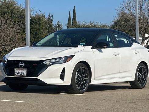 Used 2025 Nissan Sentra SR w/ SR Premium Package image 8