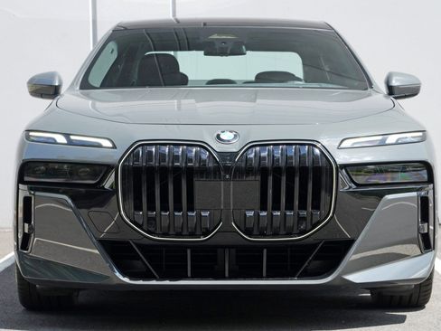Used 2026 BMW 740i w/ Premium Package RWD image 7