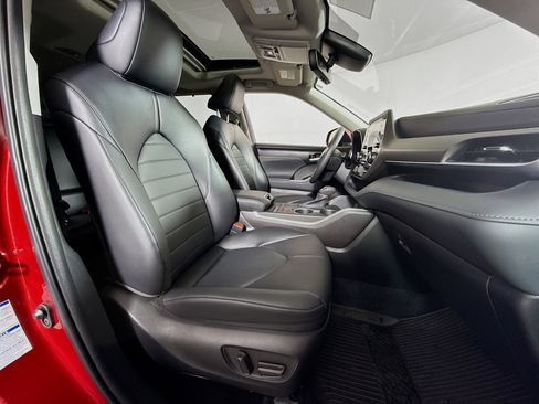 Certified 2022 Toyota Highlander XLE image 28