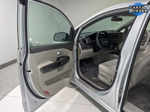 Used 2018 Kia Sedona L image 7
