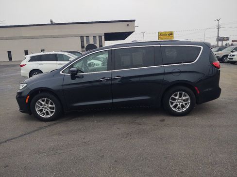 Used 2021 Chrysler Pacifica Touring-L image 5