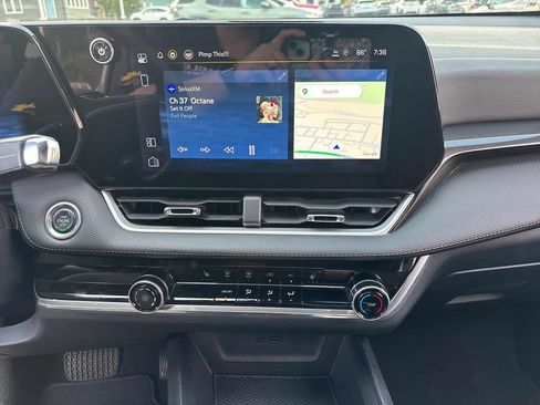 Used 2025 Chevrolet Equinox LT AWD/4WD image 11