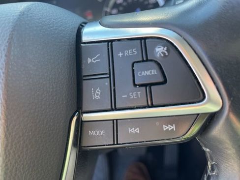 Used 2021 Toyota Highlander XLE image 17