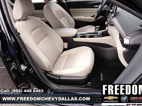 Used 2025 Nissan Altima 2.5 SV image 11