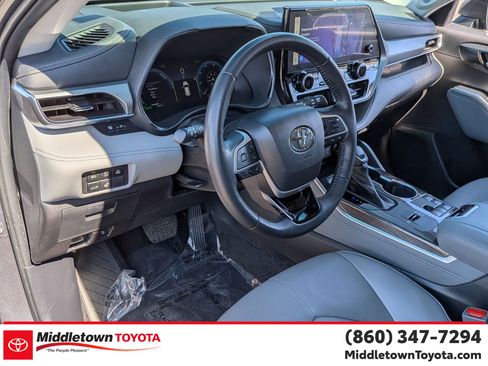 Used 2023 Toyota Highlander Platinum AWD/4WD image 16