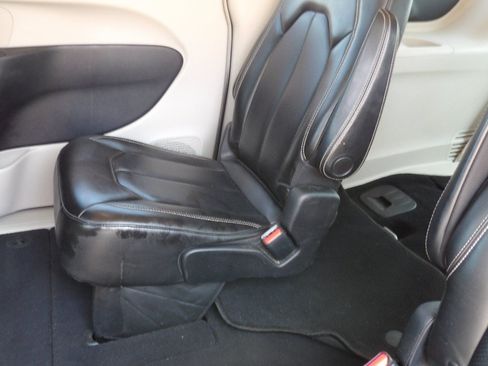 Used 2020 Chrysler Voyager Lxi FWD image 24